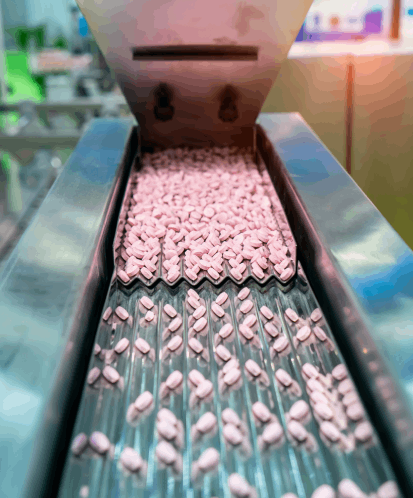 Edelstahl im Reinraumbereich in der Pharmaindustrie Offene Produktionslinie von Medikamenten im Reinraumbereich