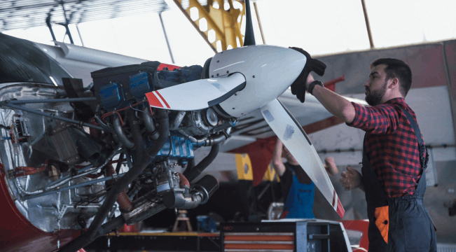 Beispiel - Motorkran als Lösung bei Flugzeugmotoren Nutzungsbeispiel eines Motorkrans bei Flugzeugmotoren