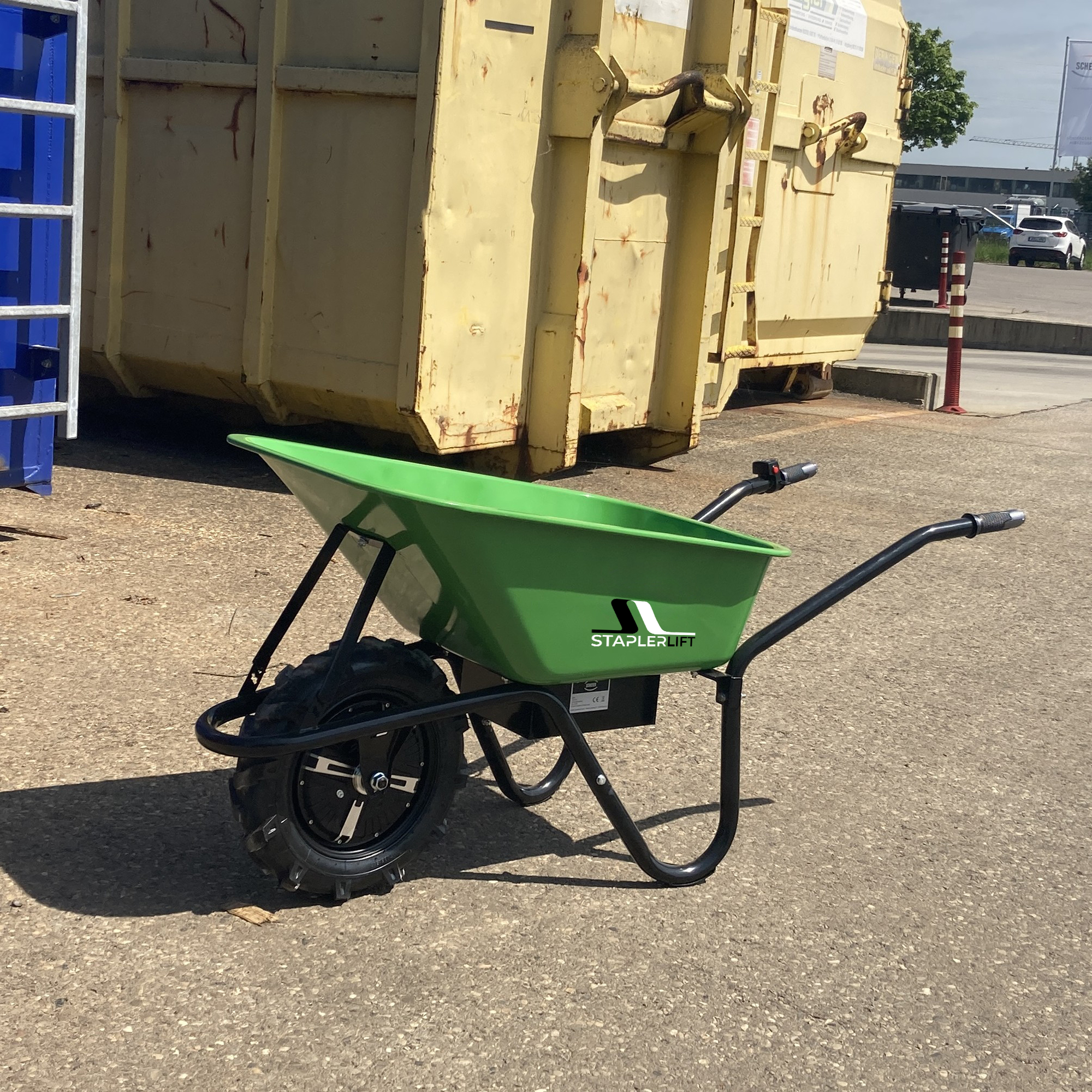 Akku-Schubkarre vor einem Container – geeignet für Baustellen und industrielle Anwendungen