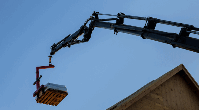 Krangabel mit Ladekran im Einsatz Krangabel an LKW-Ladekran mit Baumaterialien
