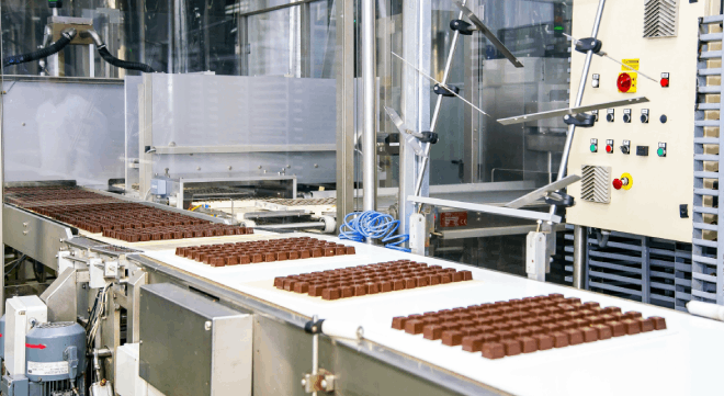 Edelstahl im Hygieneberiech in der Lebensmittelproduktion Offene Produktionslinie von Lebensmitteln im Hygienebereich