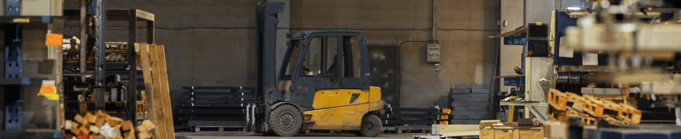 Gebrauchter Stapler im Einsatz Gebrauchter Stapler in metallverarbeitendem Betrieb