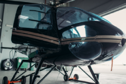 Beispiel - Hubschrauber und Flugzeuge ziehen Hubschrauber im Hangar